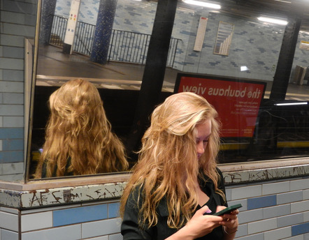 Kristin Hachenberg Warten auf die U-Bahn